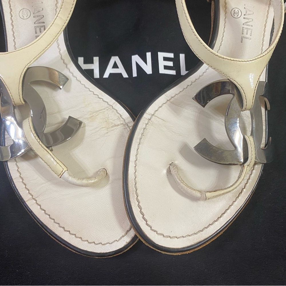 🆕 Chanel CC oversized Logo Thong Sandals 🩴 - Picture 5 of 7